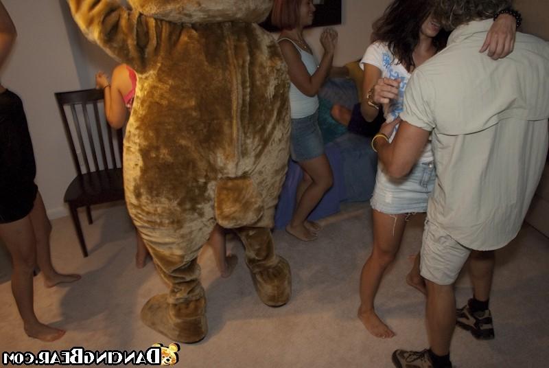 16P Many guys drilling and jizzing chicks at hardcore party