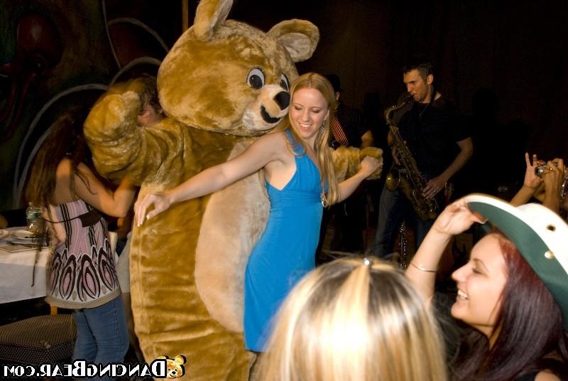 16P Naughty girls giving awesome blowjob on late hardcore party