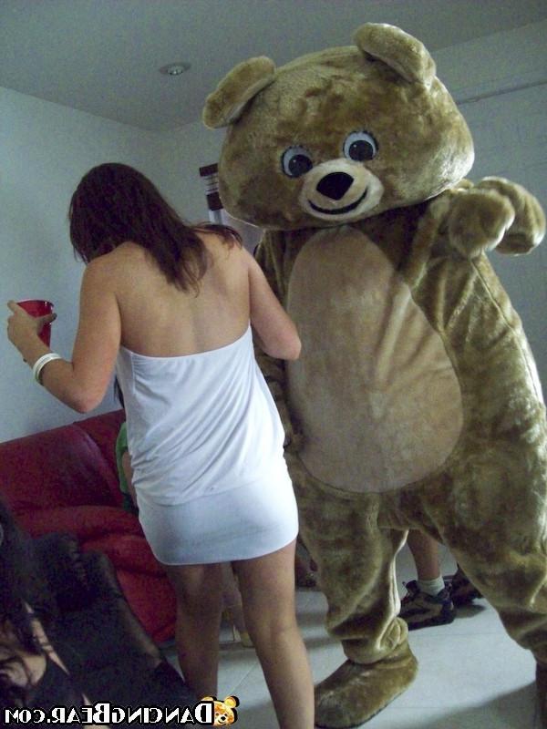 16P A lot of pretty girls getting gaped at hardcore club party