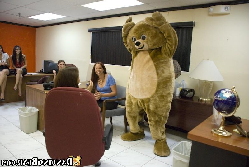 16P Muscular strippers seducing drunken girls at wild party