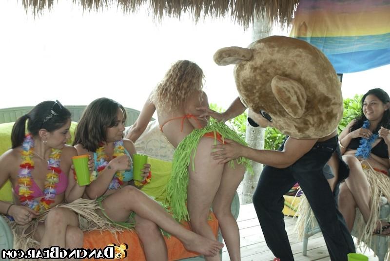 16P Naughty girls giving awesome blowjob on late hardcore party