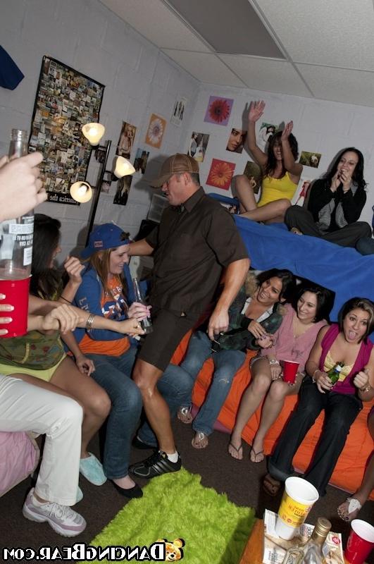 16P A lot of pretty girls getting gaped at hardcore club party