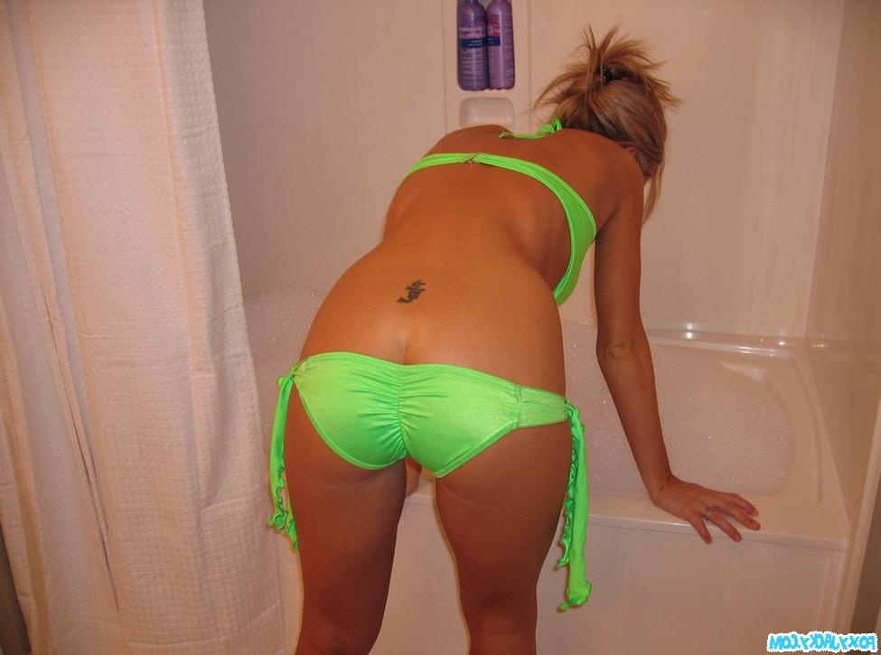 16P Busty amateur taking a fun bubble bath