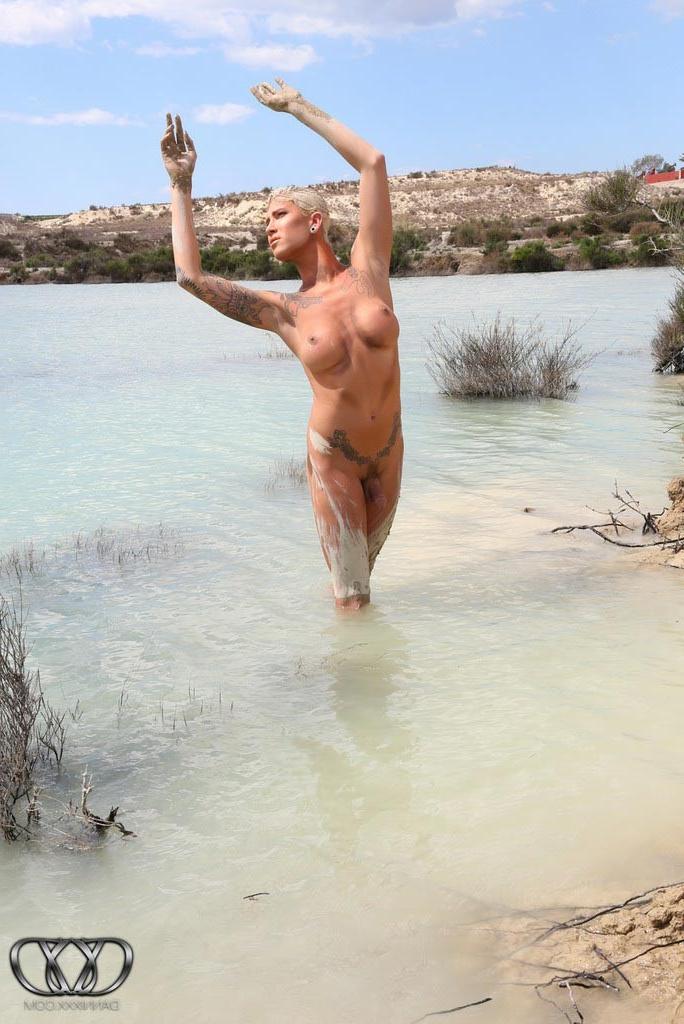 12P Shemale Danni Daniels posing in the lake