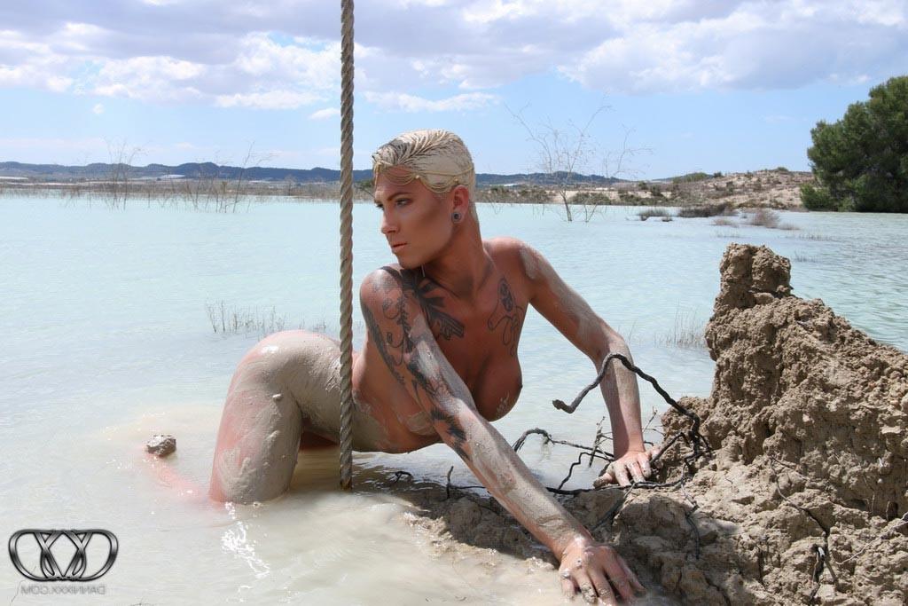12P Shemale Danni Daniels posing in the lake