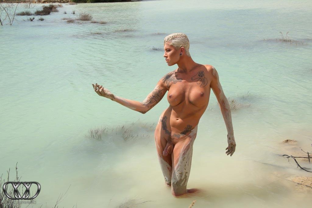 12P Shemale Danni Daniels posing in the lake