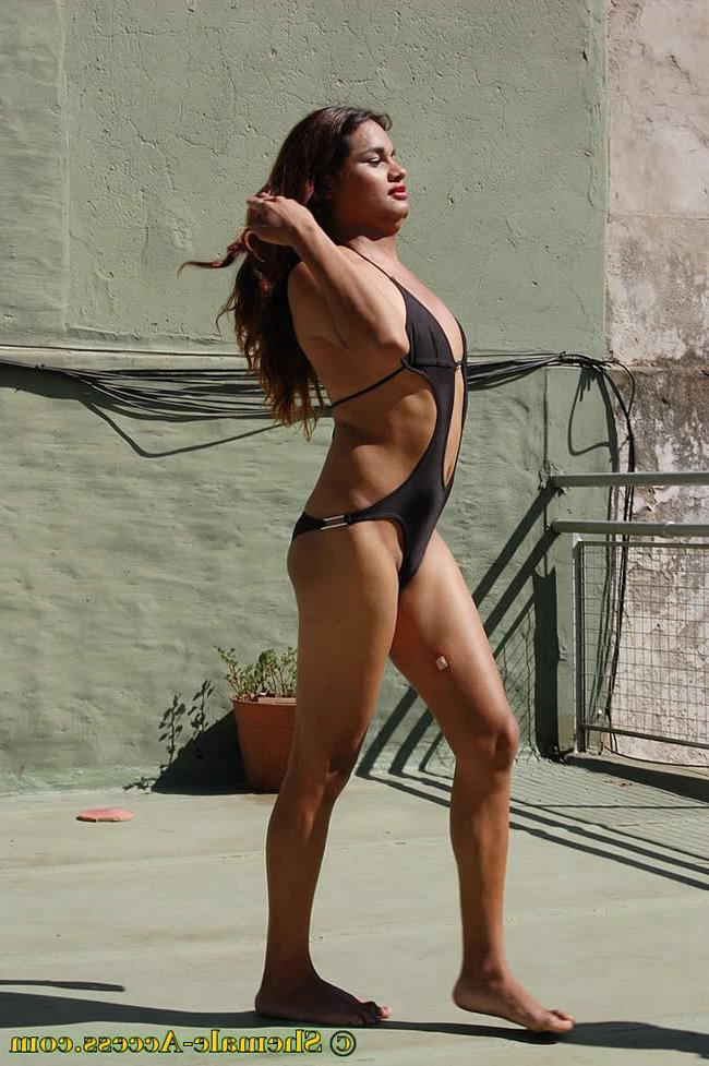 16P Sunbathing shemale sucks and fucks a guy in the garage