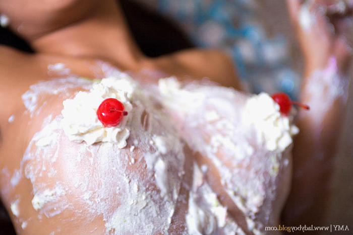 16P Ladyboy Amy shows her cherry ass and plays in food