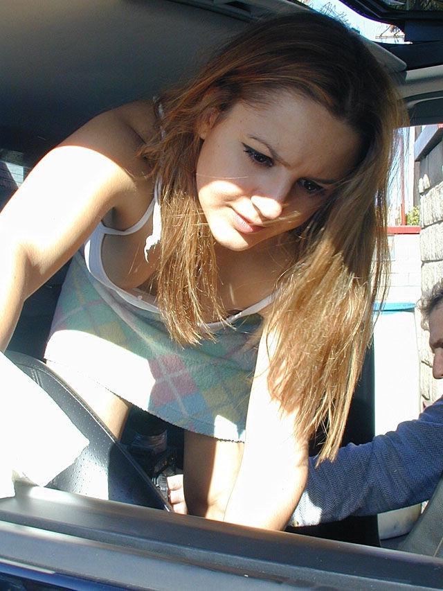 15P Pretty girlfriend unaware her tits are hanging out