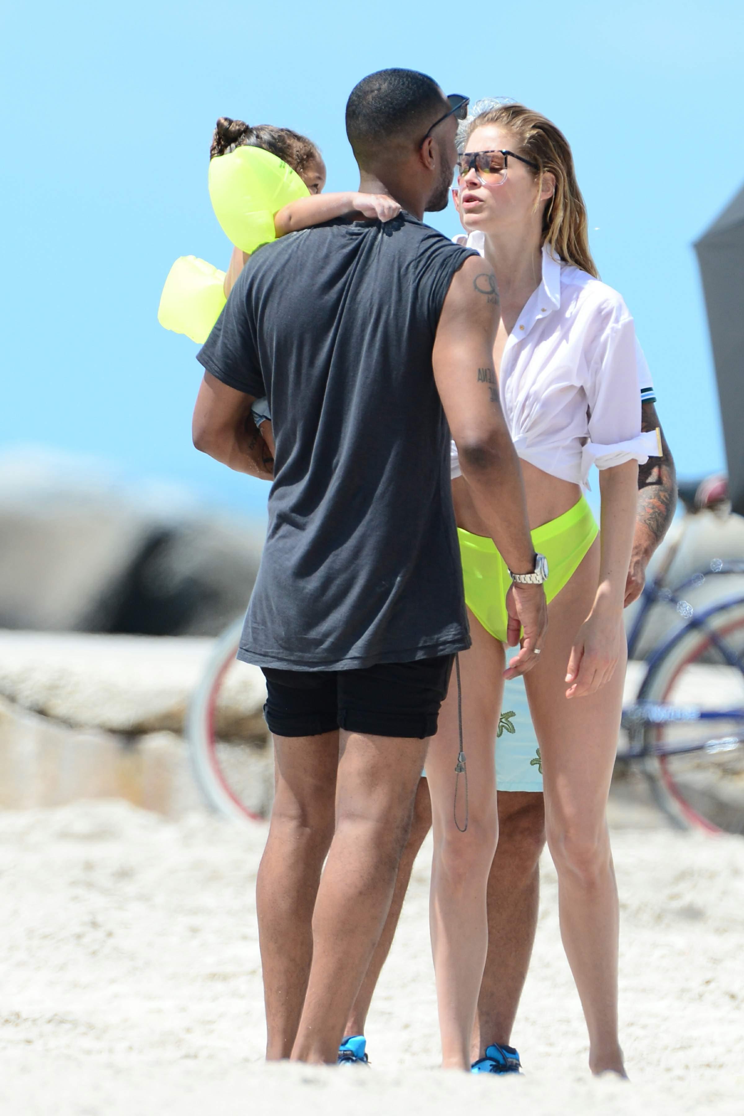 19P Doutzen Kroes: One Woman Wet T-Shirt Contest