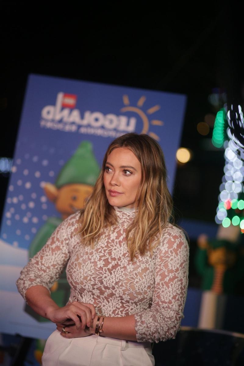 8P Hilary Duff See-Through