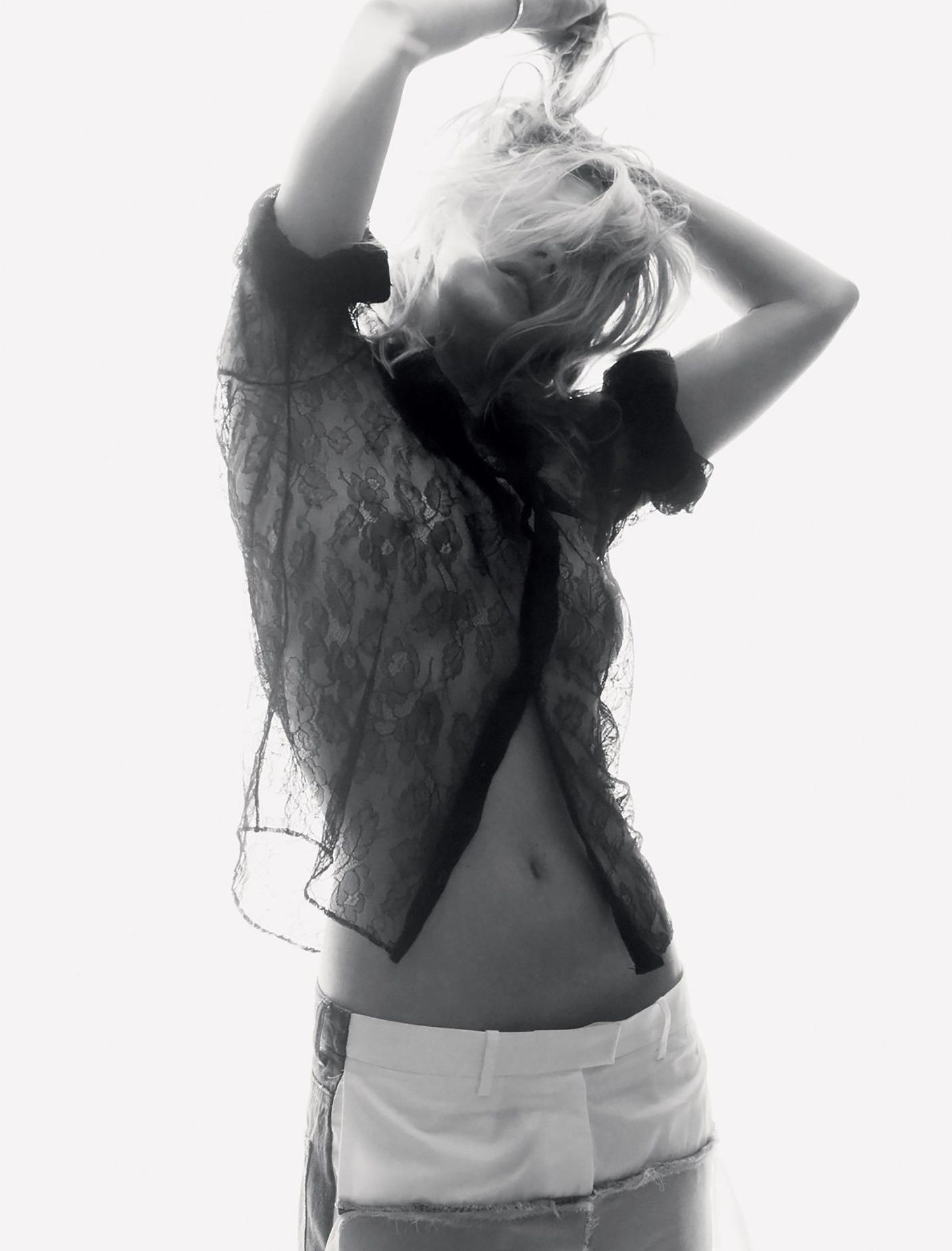 7P Kate Moss’s see-through pics