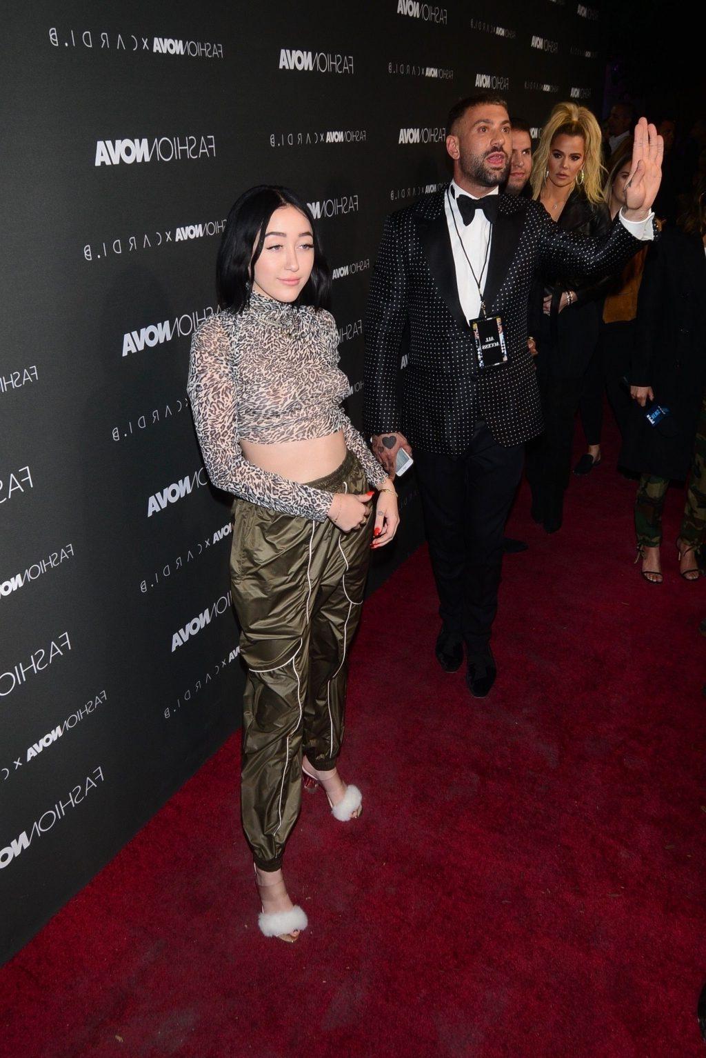 17P Noah Cyrus Durchsichtig