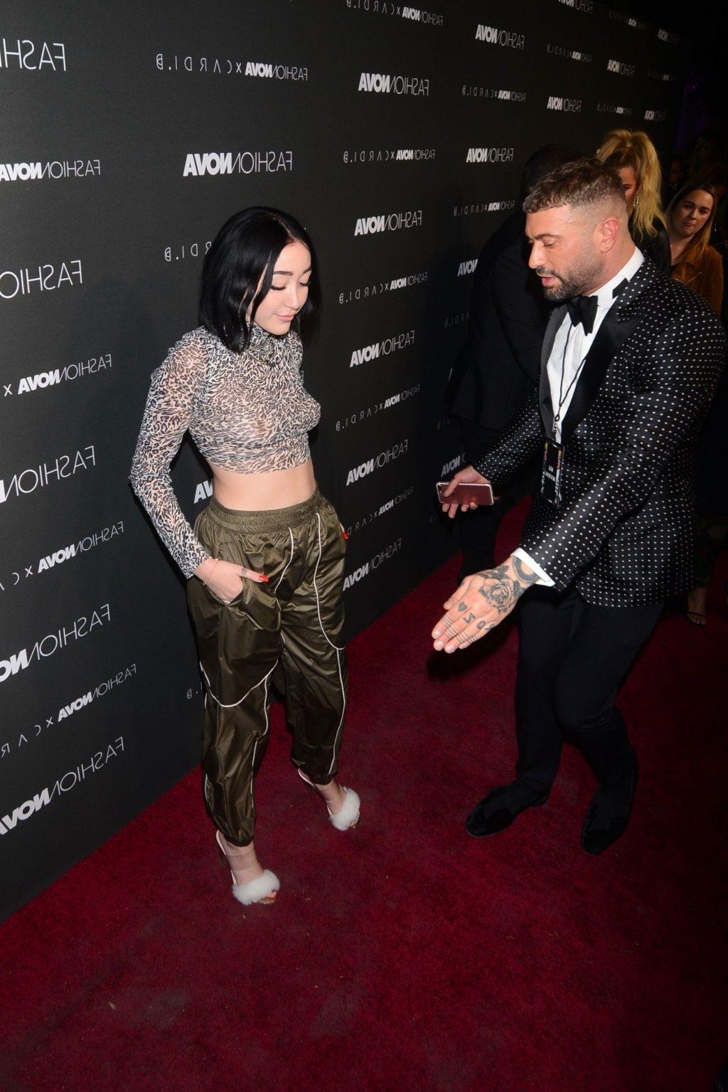 17P Noah Cyrus Durchsichtig