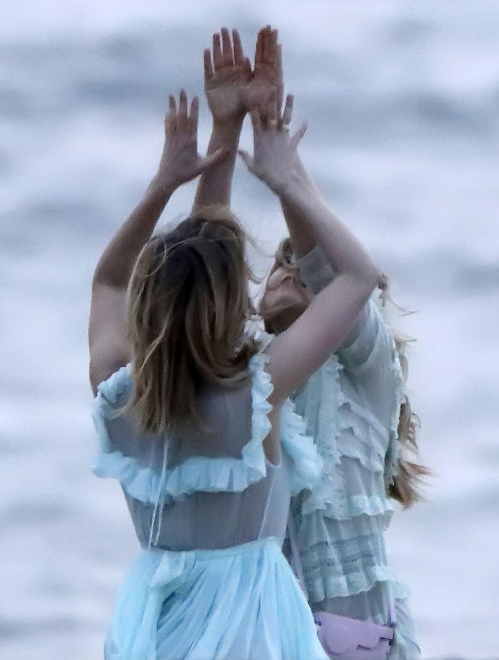 7P Suki Waterhouse See-Through Photos
