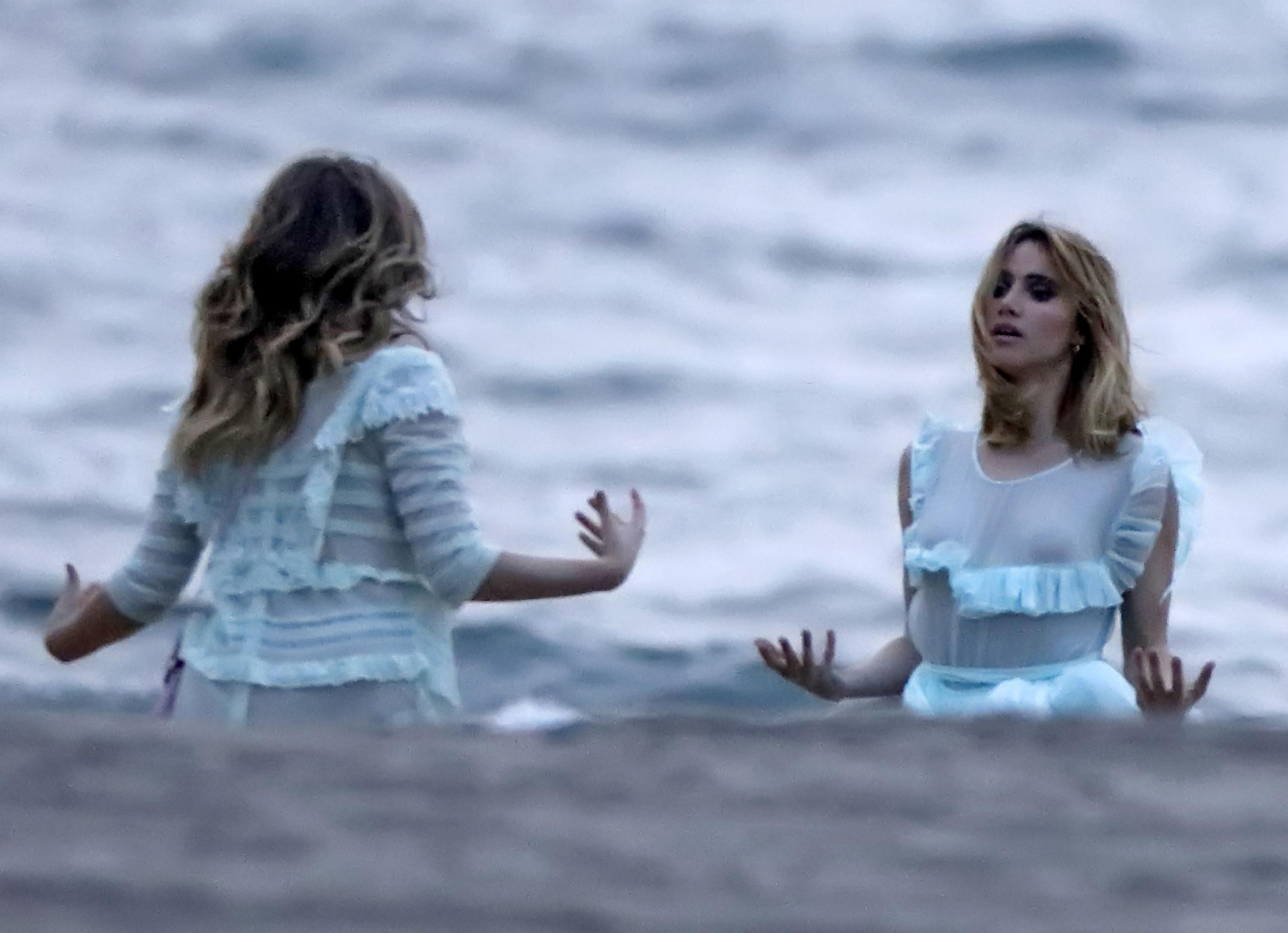 7P Suki Waterhouse See-Through Photos
