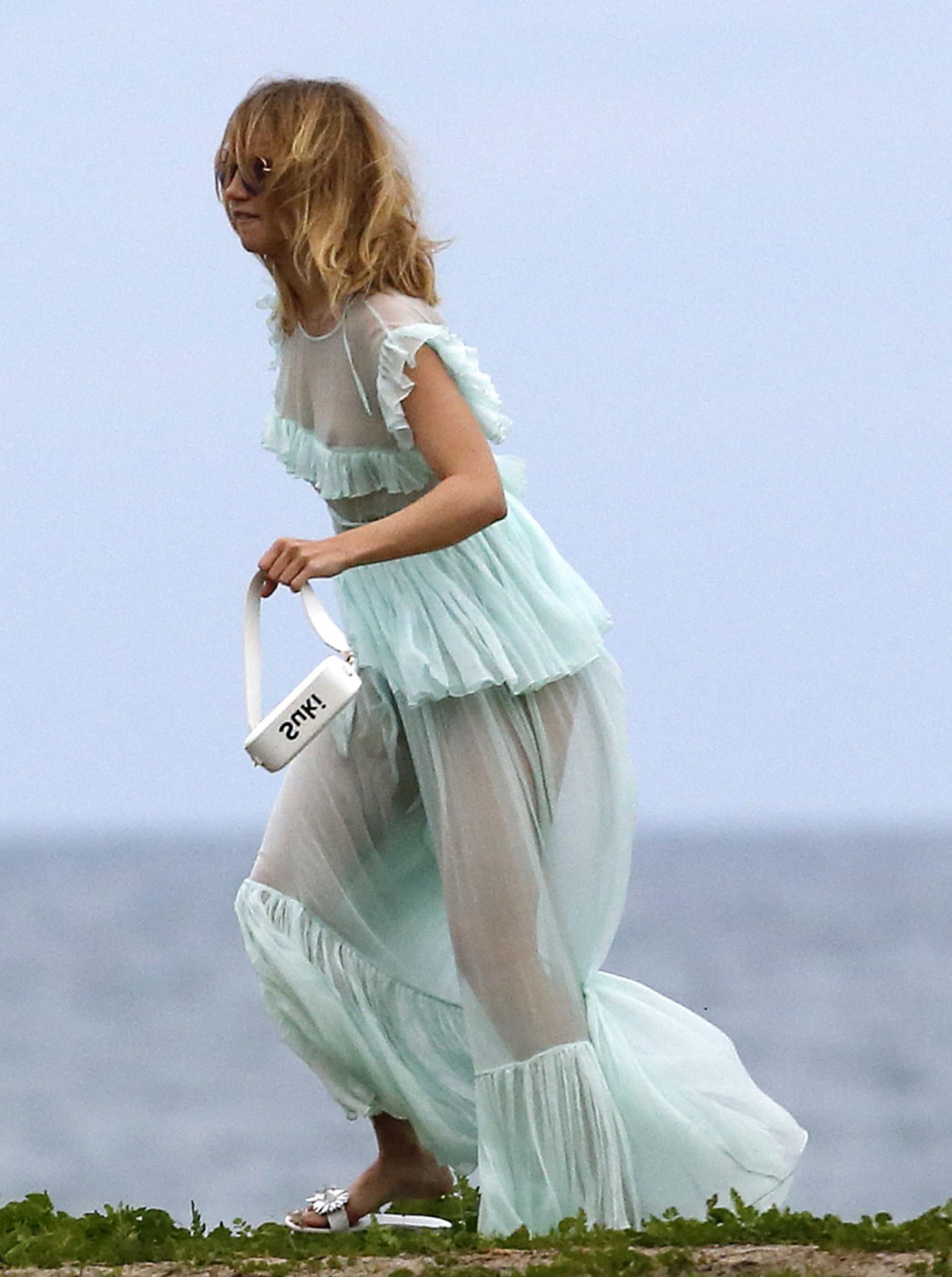 7P Suki Waterhouse See-Through Photos