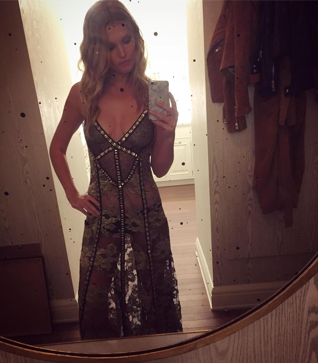 10P Durchsichtige Fotos von Toni Garrn