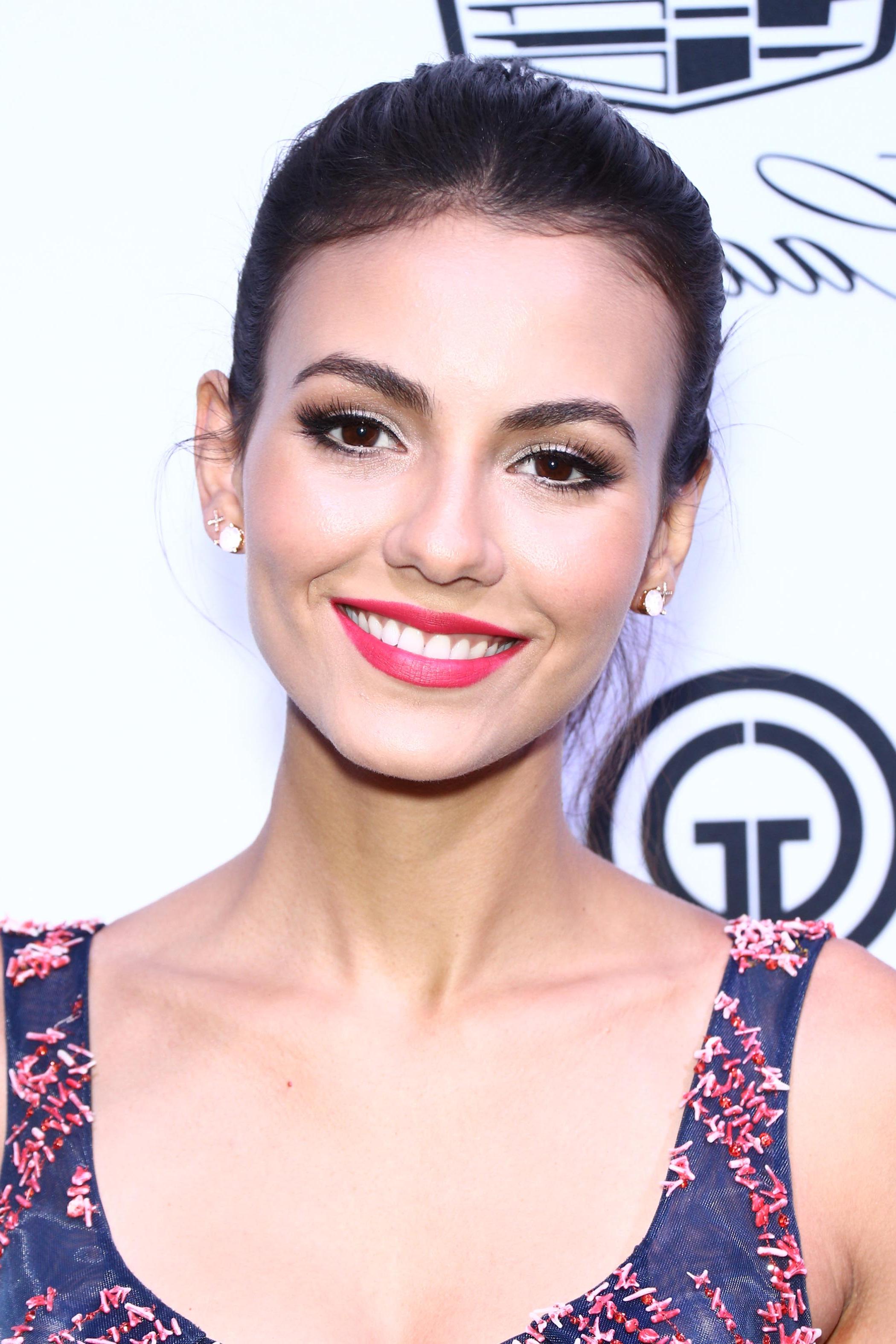 8P Victoria Justice See-Through
