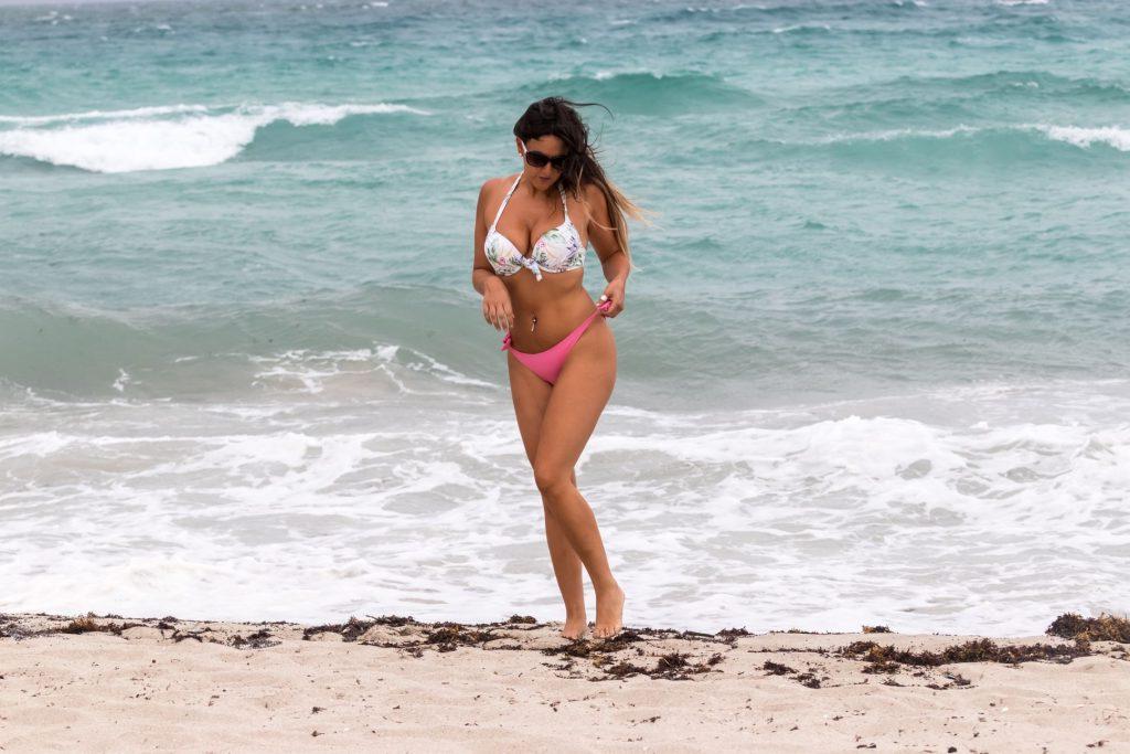 14P Claudia Romani Is A Beauty On A Beach