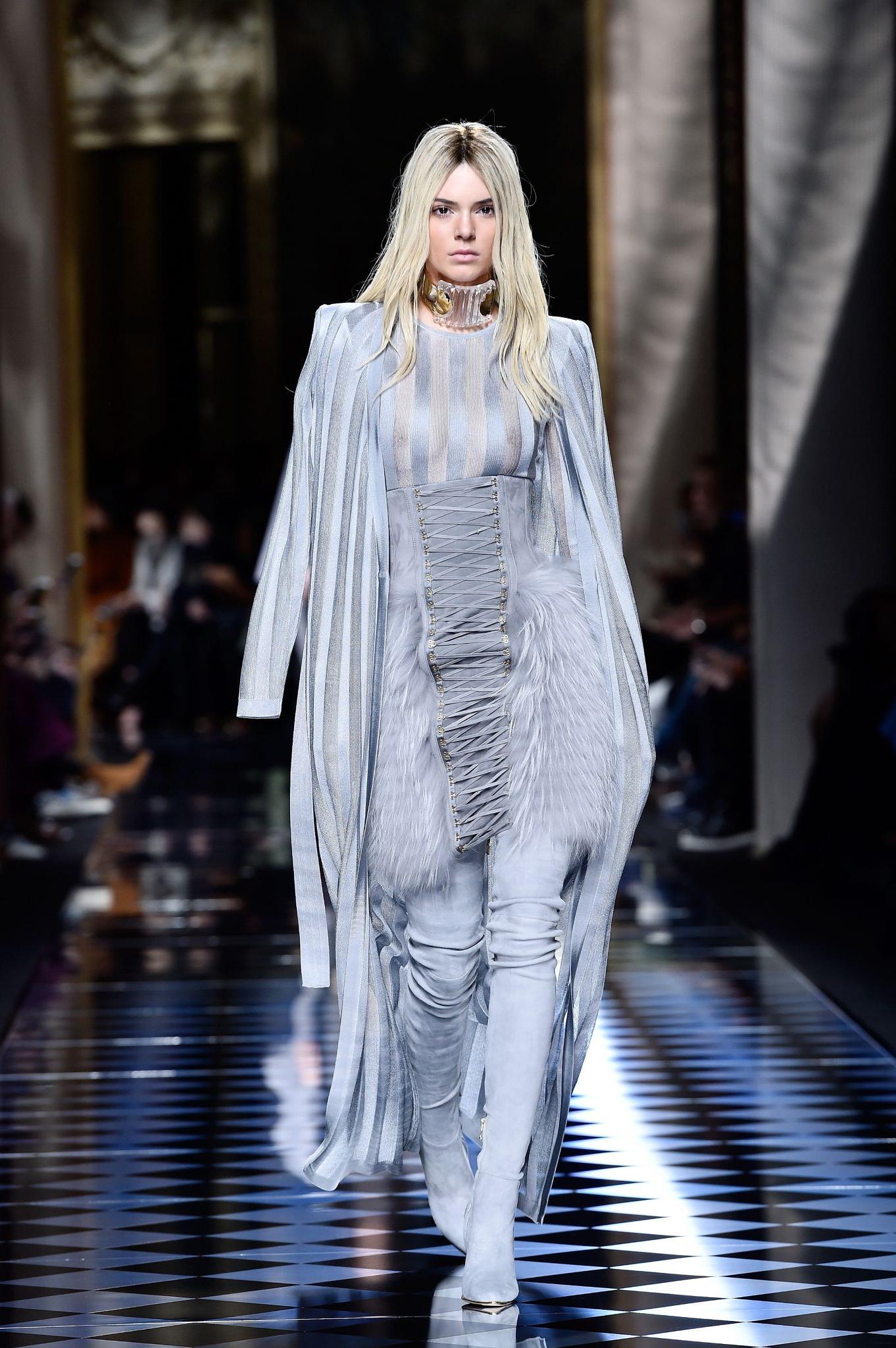 4P See-through pics of Kendall Jenner