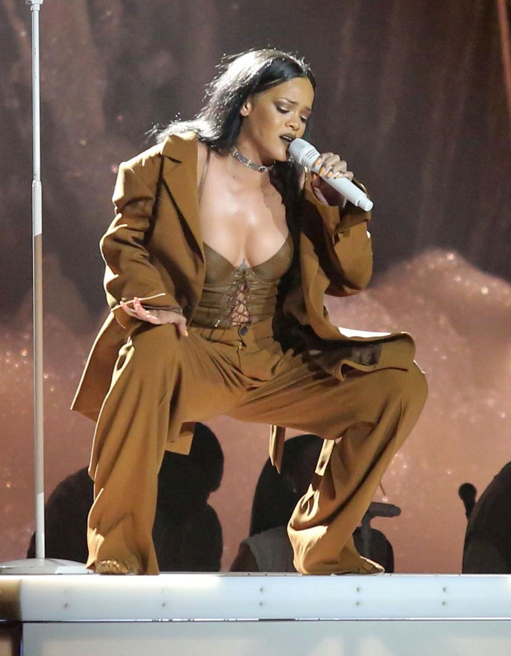 9P See-Through Photos of Rihanna