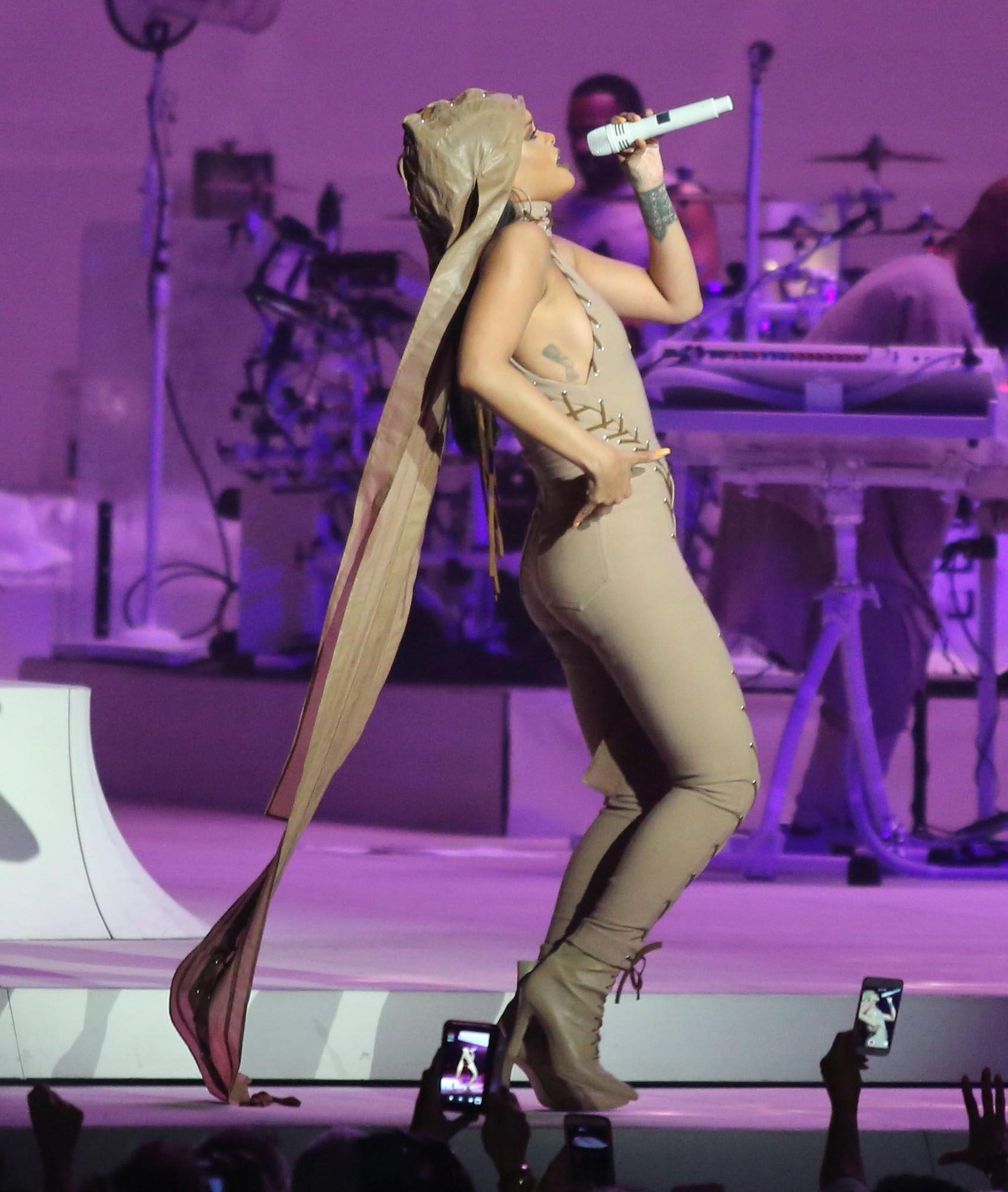 9P See-Through Photos of Rihanna