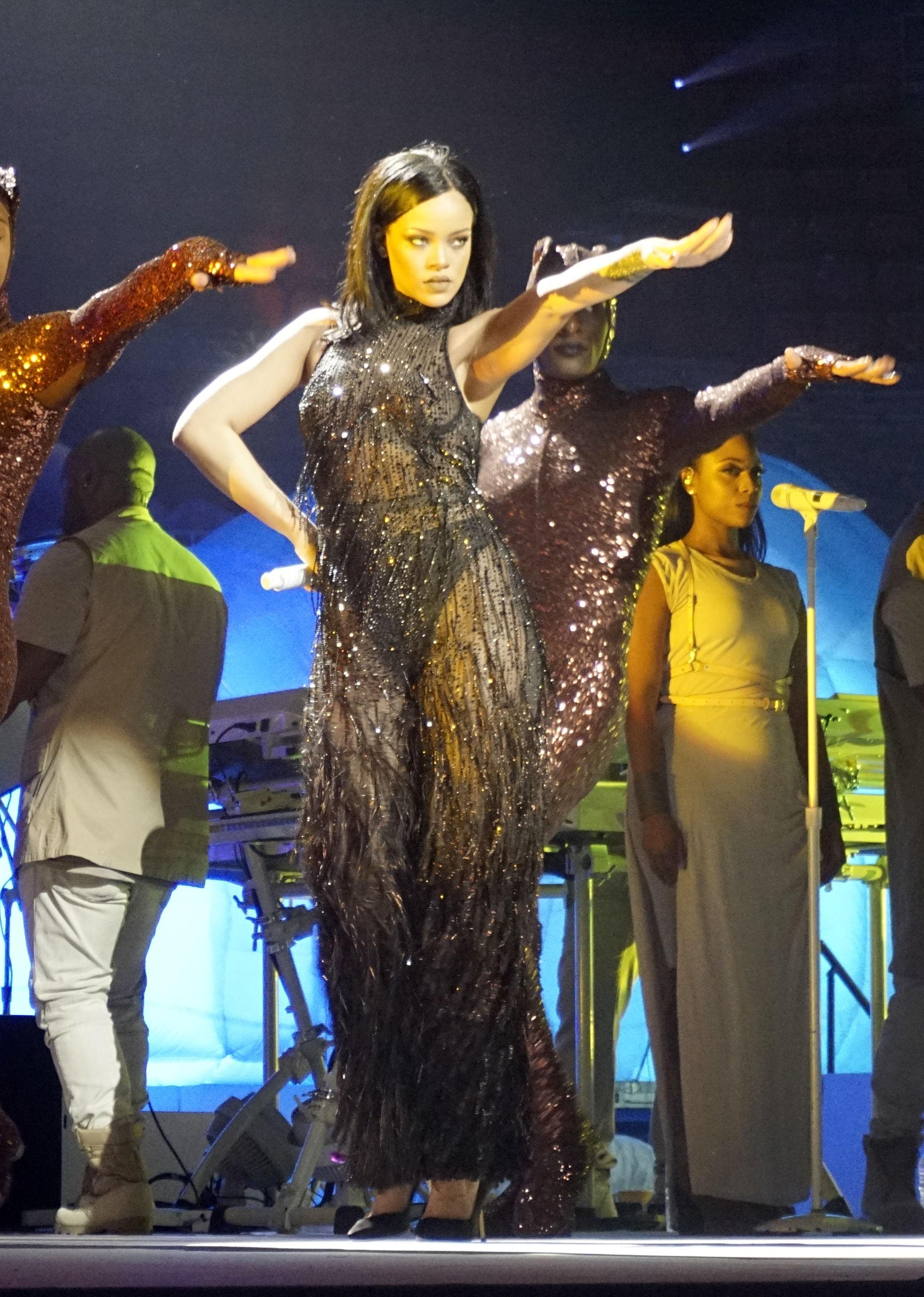 6P See-Through pics of Rihanna