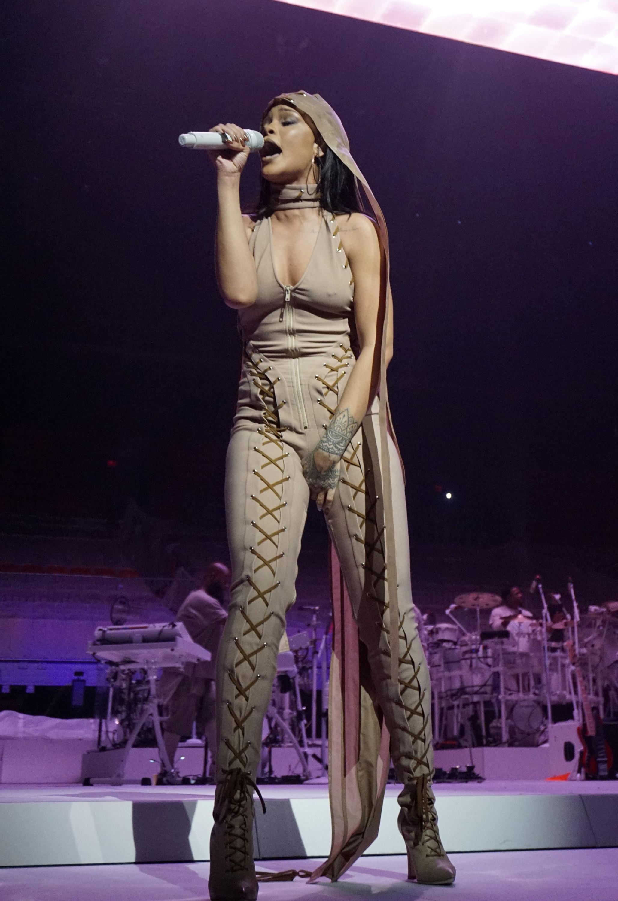 6P See-Through pics of Rihanna