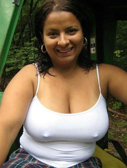 25P Busty braless 002.