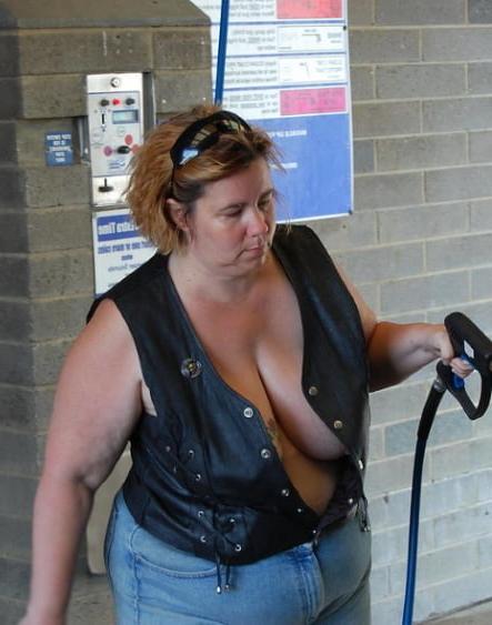 25P Busty braless 002.