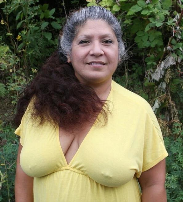 25P Busty braless 002.