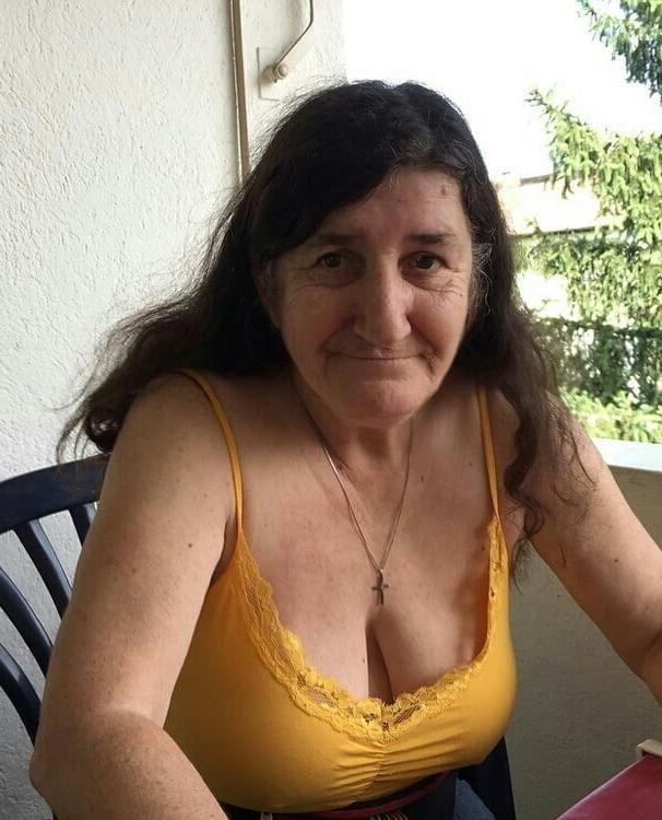 25P Busty braless 002.