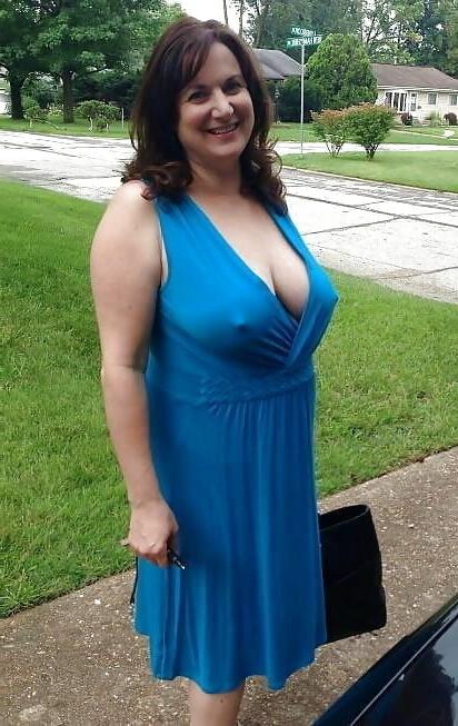 25P Busty braless 002.