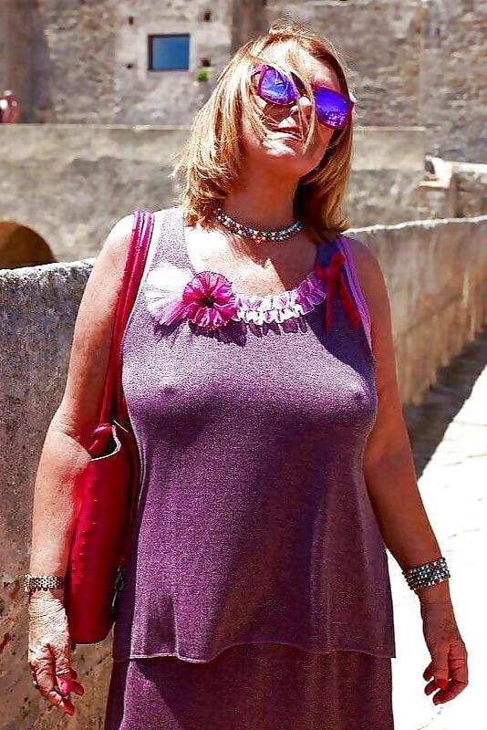 25P Busty braless 001.