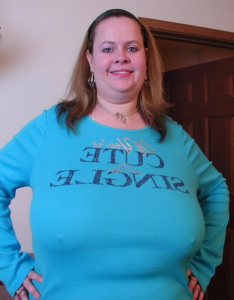 25P Busty braless 001.