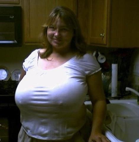 25P Busty braless 001.
