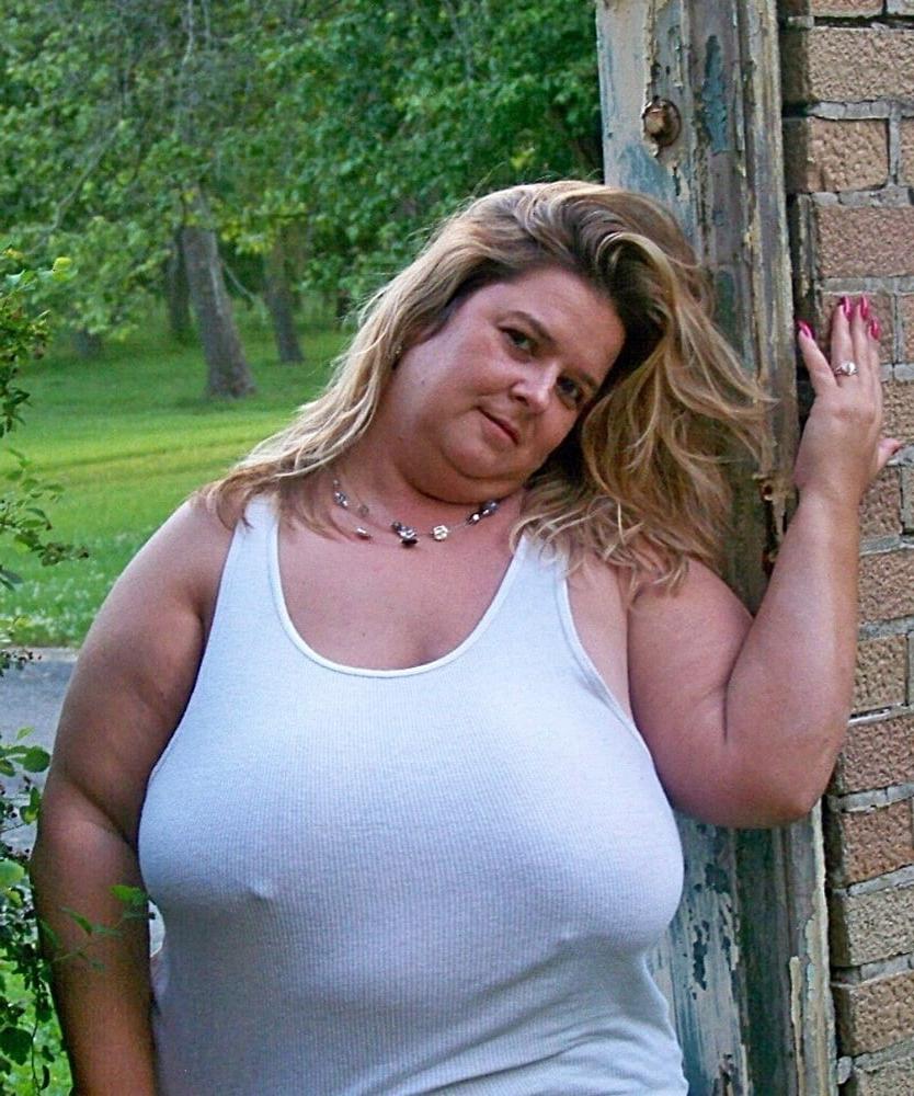 25P Busty braless 001.