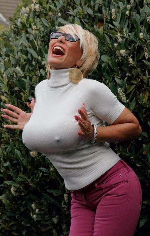 25P Busty braless 001.
