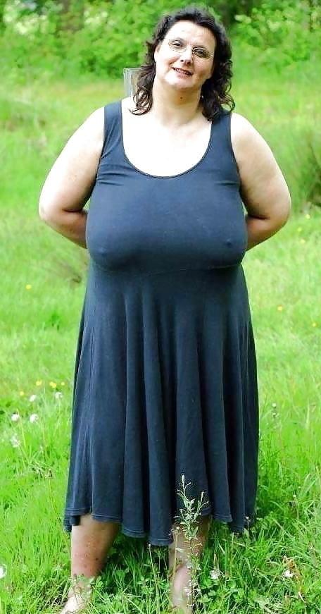 25P Busty braless 001.