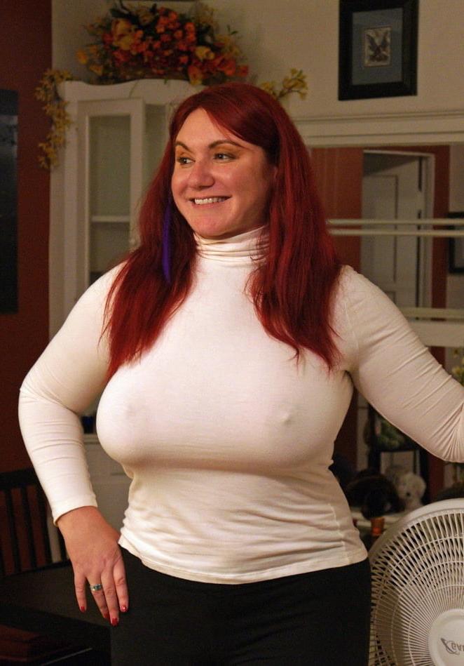 25P Busty braless 001.