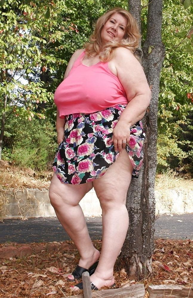 25P Busty braless 001.