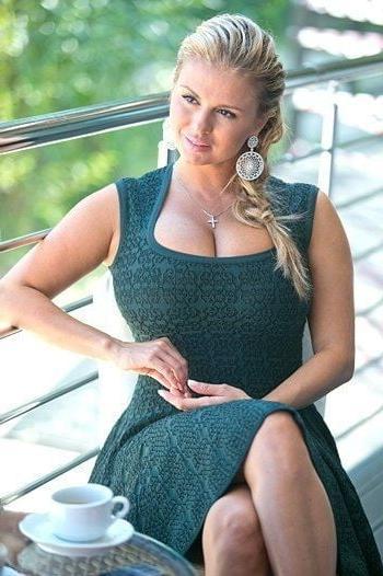 11P Busty Amateur 70