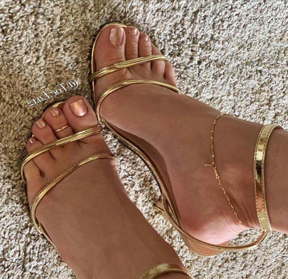 25P Sexy Foot Queen (feet, toes, barefoot, Flip Flops)