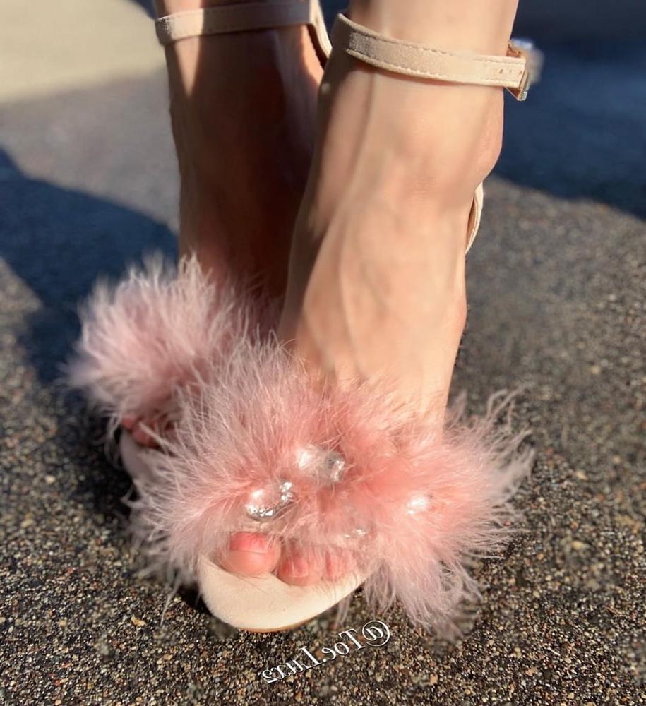 25P Sexy Foot Queen (feet, toes, barefoot, Flip Flops)