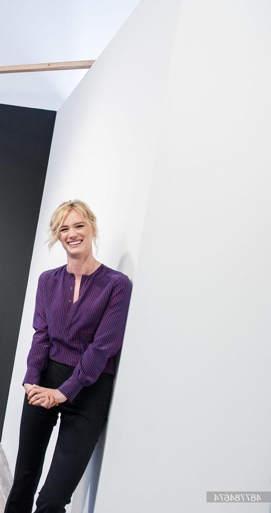 25P Mackenzie Davis my Ideal woman is flat chested.