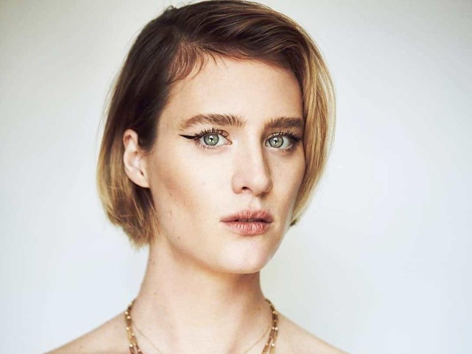 25P Mackenzie Davis my Ideal woman is flat chested.