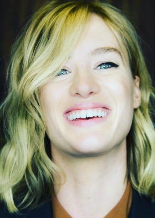 25P Mackenzie Davis my Ideal woman is flat chested.