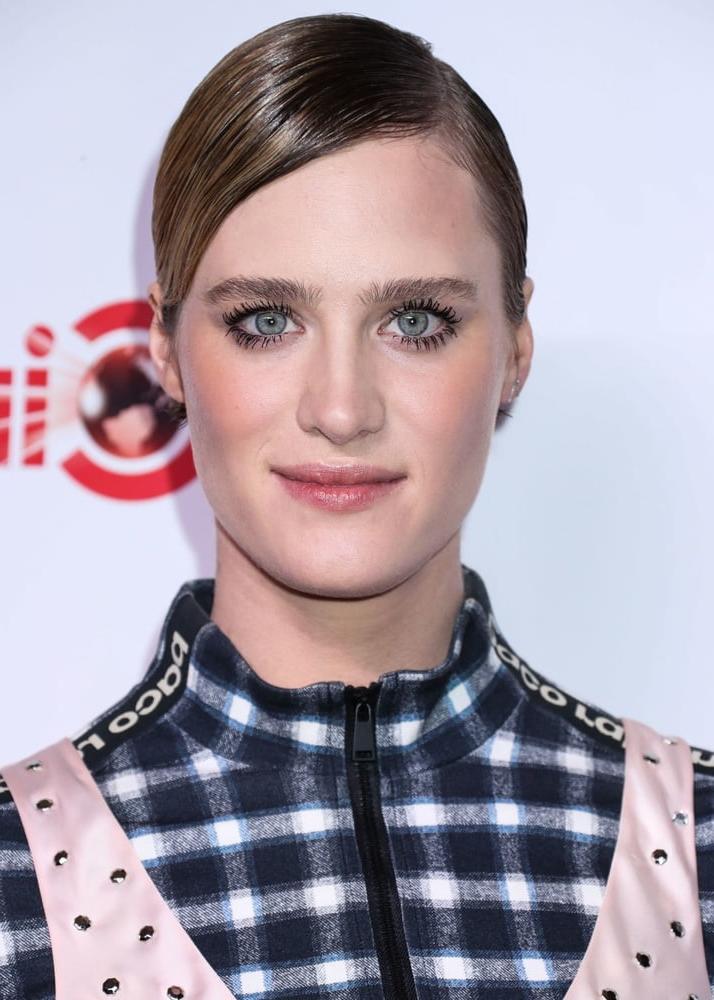 25P Mackenzie Davis my Ideal woman is flat chested.