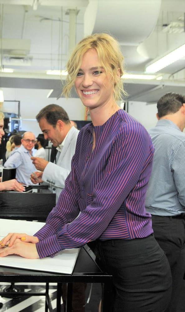 25P Mackenzie Davis my Ideal woman is flat chested.